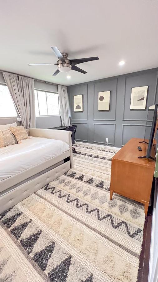 Holiday home Large House With Jacuzzi, Backyard, Sauna & Ping Pong