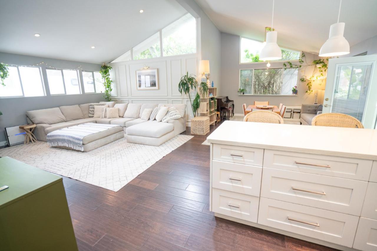 Holiday home Large House With Jacuzzi, Backyard, Sauna & Ping Pong *